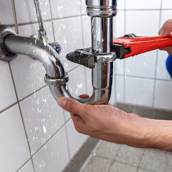 plomeros de emergencia cubre emergencias como fugas de agua, desbordamientos y obstrucciones severas